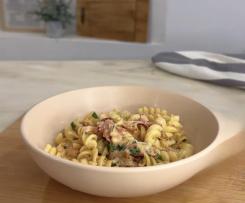 Massa cremosa de frango, bacon e queijo