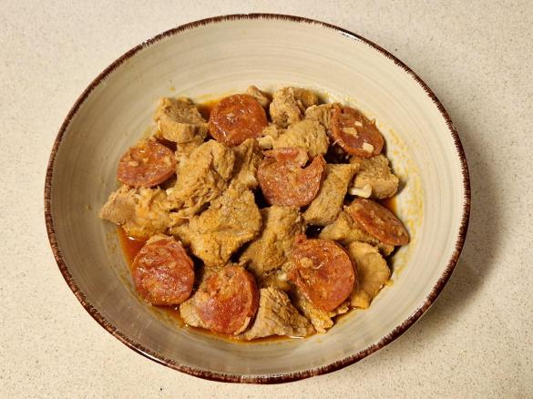 *ROJÕES DE PORCO COM CHOURIÇO*