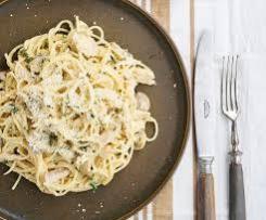 Esparguete de frango assado com cogumelos salteados