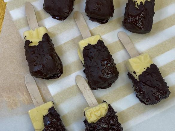 Mini-Magnum Proteico de Manga c/ cobertura de chocolate e amendoa