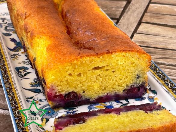 Bolo de limão e mirtilos