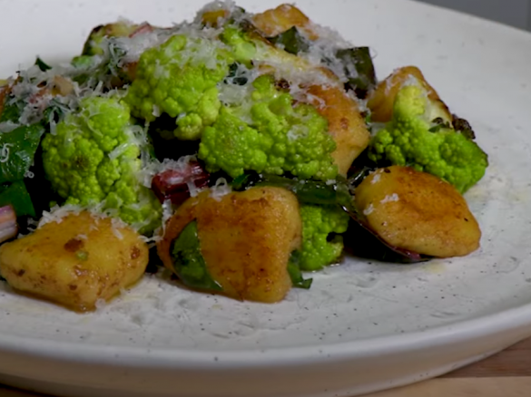 Gnocchis com vegetais e queijo parmesão - Andy Cooks
