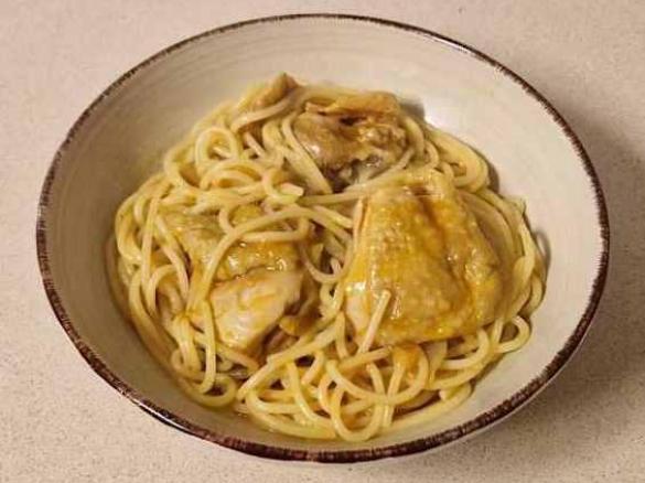 *FRANGO GUISADO COM ESPARGUETE*